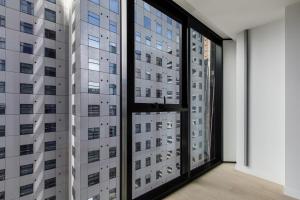 Modern Nomads Suites with Amazing View near QV Market & Station