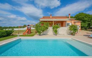 Lovely Home In Radetici With Wifi