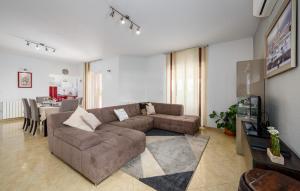 Lovely Home In Radetici With Wifi 
