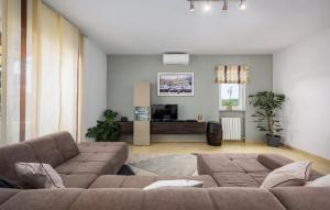 Lovely Home In Radetici With Wifi