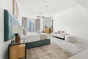 Large 1 BR Duplex With Lake View