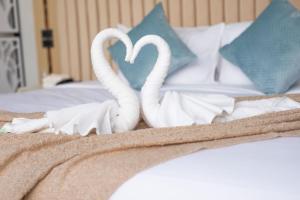 Best Time Pool Suites