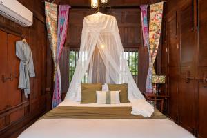 Authentic Thai Villa with Open-Air Living & Pool-Central-Huahin