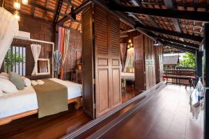 Authentic Thai Villa with Open-Air Living & Pool-Central-Huahin