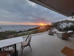 Beach house with Pool Nasugbu, The Cove House