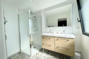 Maisons de vacances Duplex neuf Hyper Design - Piscine chauffee : photos des chambres