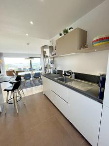Appartements Luxury T3 neuf de standing Front de mer vue 180 : photos des chambres