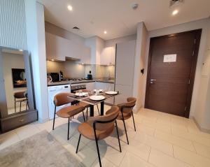 Modern Fully Furnished 1BR Creek Vista Reserve