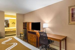 King Suite - Non-Smoking room in Quality Inn