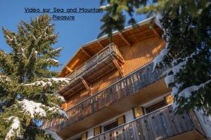 Chalet Alpe dHuez 1850-Sea and Mountain Pleasure Avec 2 appartements- 1 Appartement 3 Chambres 8 Couchages - 3 Salles deau et 1 Appartement 5 Chambres 12 Couchages 5 Salles deau - Jacuzzi et Sauna -Pieds des Pistes et Centre