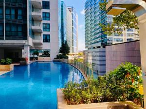 BGC 1BR, Steps to Mitsukoshi & Uptown Malls, 300Mbps Fiber 15J