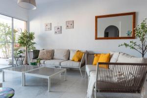 Paradise Gardens pool view apartment