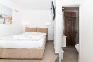 Thomass cozy room with Breakfast