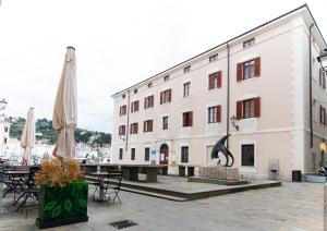 Thomass cozy room with Breakfast