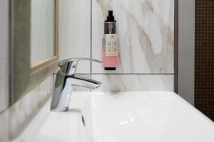 Thomass cozy room with Breakfast