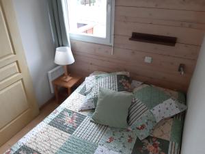 Appartements Le 102, T3 pour 5 personnes, vue montagne, classe 2 etoiles NF, parking, piscine en ete : photos des chambres