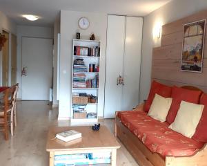 Appartements Le 102, T3 pour 5 personnes, vue montagne, classe 2 etoiles NF, parking, piscine en ete : Appartement 2 Chambres