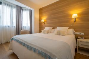 Superior Double or Twin Room room in Hostal Menurka