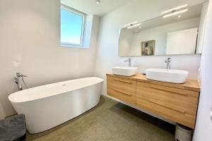 Maisons de vacances Luxury ! Villa d’architecte piscine - Vue mer 180 : photos des chambres