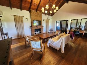 Casa Chalet de Campo Lujosa con pileta Cerca de termas