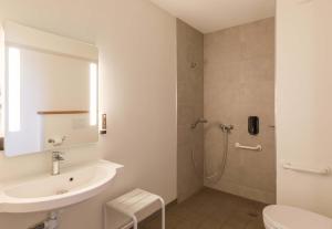 Hotels B&B HOTEL Clermont-Ferrand A71-A75 La Meridienne : Chambre Triple - Accessible aux Personnes à Mobilité Réduite