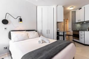 Flamingo 405 - Sea Point Studio Apartment