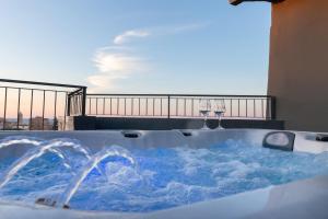 Anele Luxury Suites - Roof Top Jacuzzi