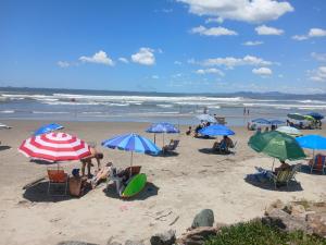Gostosa casa de praia, à 700 metros da Meia-Praia
