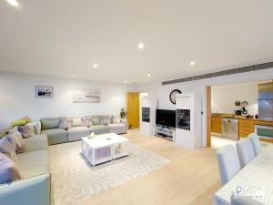 3 Bed Serviced Apartment in Battersea - River views