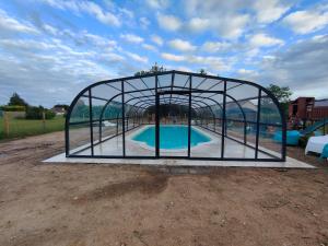 Maisons de vacances Un amour passionnel,love room,15 min du zoo,piscine couverte et chauffee d-avril a octobre a partager avec d-autres logements et elle est privatisee de 20h a 22h : photos des chambres