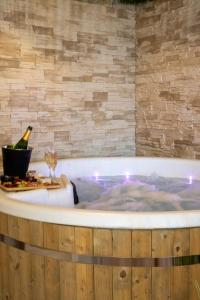 Maisons de vacances L adresse secrete escapade romantique avec jacuzzi et piece secrete : photos des chambres