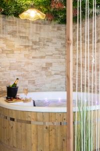 Maisons de vacances L adresse secrete escapade romantique avec jacuzzi et piece secrete : photos des chambres