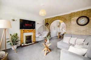 Serene Boho Retreat: White Oak Charm House 7ppl - Brightside