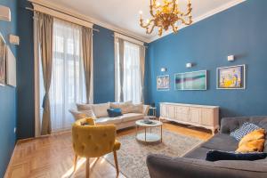 Chic Soho Apartment near Opera