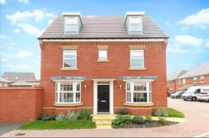 House-Sleeps 8-Parking-Garden-Country Surroundings