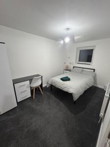 Five Bedroom House by Brookland Stays Serviced Accommodation Short Lets Sheffield with Free WiFi