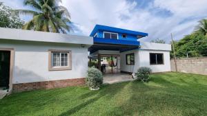 Casa con Piscina y Rancho, cerca de Estero y Playa