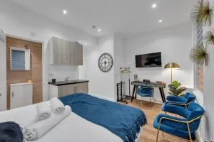 Compact Living, Tiny Studio with Workspace - Hanwell