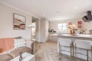 Stylish 2 Bed with Parking, 5 Min Walk to Windsor - Eton