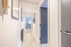 Stylish 2 Bed with Parking, 5 Min Walk to Windsor