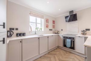 Stylish 2 Bed with Parking, 5 Min Walk to Windsor