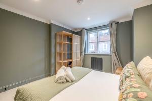 Stylish 2 Bed with Parking, 5 Min Walk to Windsor