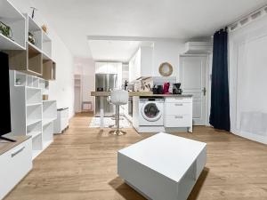Balcon, parking, piscine et clim à 2 pas du port Santa Lucia