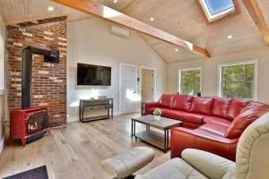 Experience the charm of Peak Hill Home, a cozy 3-BR retreat close to Ski Resort - Stockbridge