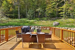 Experience the charm of Peak Hill Home, a cozy 3-BR retreat close to Ski Resort