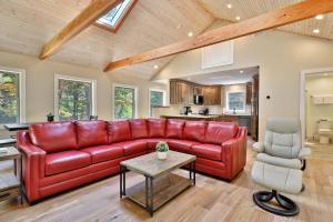 Experience the charm of Peak Hill Home, a cozy 3-BR retreat close to Ski Resort