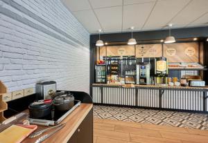 Hotels B&B HOTEL Ouistreham : photos des chambres