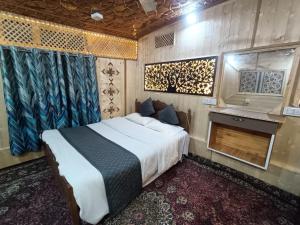 Houseboat New Shamus Maqbool