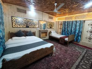 Houseboat New Shamus Maqbool