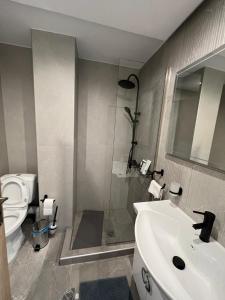 Stylish Condo Nearby Acropolis & Metro